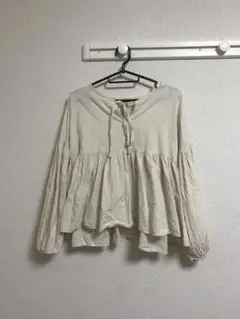 クリーム色 フリル付き長袖ブラウス