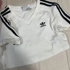 adidas Vネック クロップドTシャツ