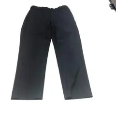 今だけ価格。ユニクロの黒の一年中着用できるアンクルパンツ