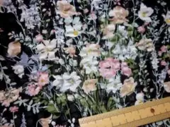 1.5m リップル生地 草花柄/黒地