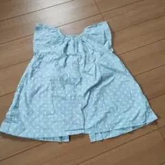 水玉模様の水色コットントップス