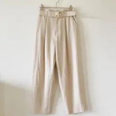 ジルスチュアート　テーパードパンツ　タック入り　ベルト付き　ベージュ　4705