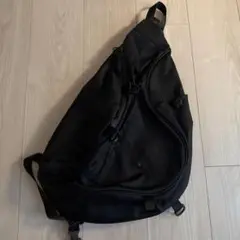 黒 スリングバッグ ナイロン素材 メッセンジャーバッグ