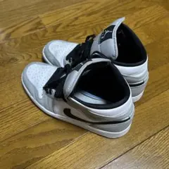 NIKE Air Jordan 1 Mid スモークグレー