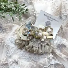 ポニーフック　グレージュベージュ×刺繍リボンボタン×ビジュースター