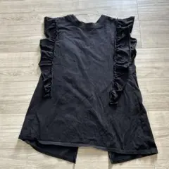 フリル付きブラックノースリーブトップス