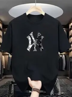 ニューヨーク・ヤンキース デザインの黒Tシャツ