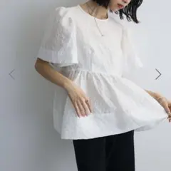 Anriettmusee パフスリーブジャガードぺプラムブラウス