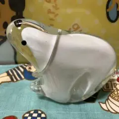ガラス製の白クマ