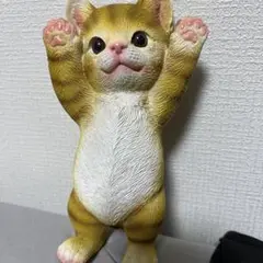 バンザイしてる可愛い猫の置物