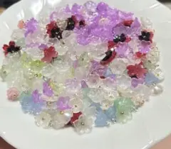 値下げ中‼️鈴蘭、花型チャーム リ 夜光ビーズ色チェンビーズ少量あり