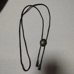 金属留め具のループタイ