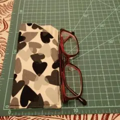 142 ハンドメイド　メガネケース モノクロなハート柄