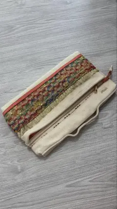 クリーム色の刺繍クラッチバッグ