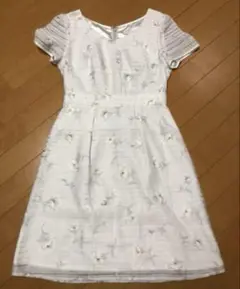 プロポーションボディードレッシング ホワイト 花柄 ひざ丈 フレアワンピース M
