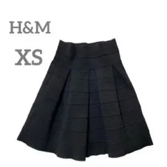 ＊H&M ＊黒 ミニスカート XS ハイウエスト　伸縮性あり プリーツ　固い生地