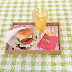 バーガーとフライドポテトセット