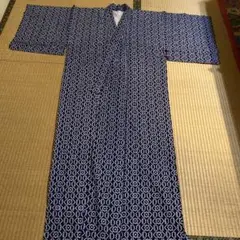 紺色と白の幾何学模様の着物