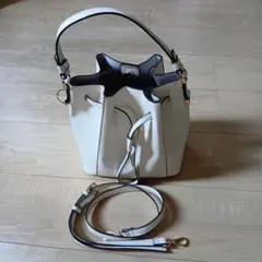 ホワイトレザー バケットバッグ ショルダーストラップ付き