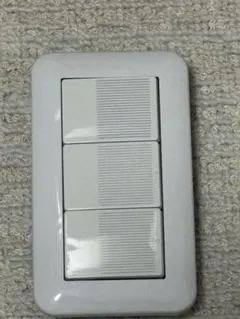 パナソニック コスモシリーズ 3連スイッチ　片切 プレート付 ホワイト