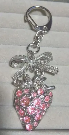 キラキラいちごキーホルダー⭐️⭐️ハンドメイド