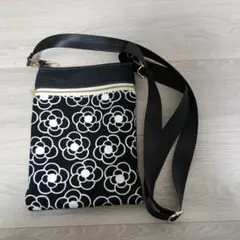 ハンドメイド　大きめ　花柄 スマホショルダーバッグ