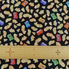 セール品　1m　マイケルミラー　鉛筆削り柄　黒地　生地　はぎれ