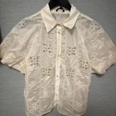 アイボリー 刺繍入り ビジュー付き 半袖シャツ ブラウスMサイズ