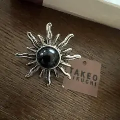TAKEO KIKUCHI 太陽型ブローチ