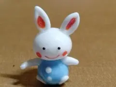 ガラスの　うさぎ　5　ちっさい目　腕の長さが違う　折れてはいない