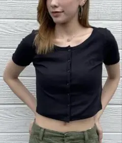 ブラック ボタン付き ショート丈 Tシャツ S