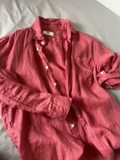 UNIQLO リネン マンゴーピンク　ボタン付きシャツ