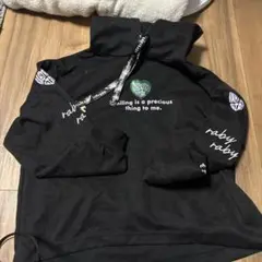 黒いフード付きパーカー Rabby