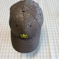 adidas ダークグレー パターンキャップ