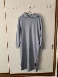 ユニクロ ロングパーカー 淡い水色