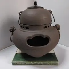 茶釜　鉄鬼面風炉　茶道具　　茶器　底瓦・前瓦付　金属工芸　風炉釜 灰4袋付き】茶釜 鉄鬼面風炉 茶道具 茶器 底瓦付き金属工芸