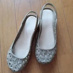 ラバーサンダル　花柄　フラットシューズ　ブラウンベージュ　M