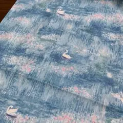 白鳥と花柄　プリント生地　ブルー　 綿シーチング　生地 108cm×45cm