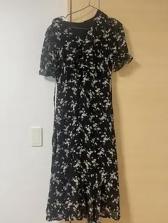未使用　花柄フリル袖黒ワンピース