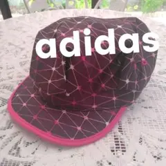 adidas 幾何学模様 キャスケット 黒・ピンク