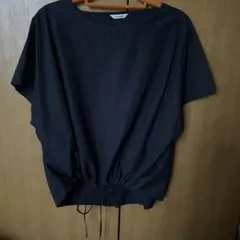 黒のドローストリング付き半袖トップス