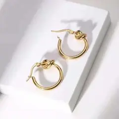 新品☆安心のメルカリ便 ☆ ゴールドフープ ☆ ワンポイントピアス ☆