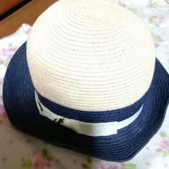 ネイビーとベージュの麦わら帽子