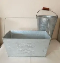 ブリキ缶の入れ物2点