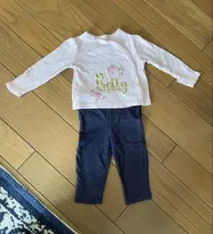 3〜6ヶ月ベビーサイズ・淡いピンクトップスとネイビーパンツセット