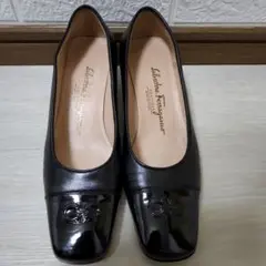 Ferragamoパンプス