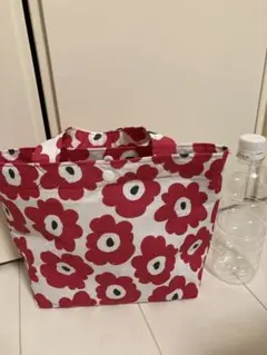 赤い花柄のエコバッグ