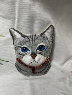 猫の顔刺繍ブローチ