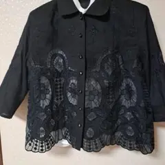 刺繍入り黒ブラウス(わかりやすいように中に白のブラウスを着せてます)