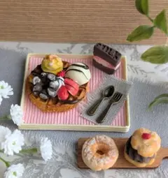 ミニチュア＊カフェ風ワッフルプレートとスイーツセット＊樹脂粘土ハンドメイド